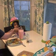 Illustration for article titled Este bebé tiene que llevar un casco ortopédico, así que ahora toda su familia usa casco en casa